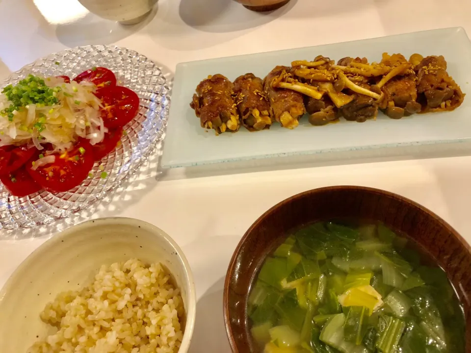 エリンギとしめじの肉巻き甘辛味噌がらめ、青梗菜と油揚げのスープ、トマトと玉ねぎサラダ|kamayomeさん