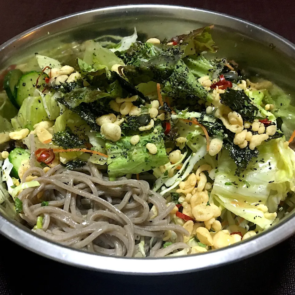 宿ぐらしの晩ごはん⭐️⭐️⭐️
おいしいサラダ蕎麦🥗
セブンの塩チョレギドレッシング、ヤマサの丸生ぽん酢、味付海苔、みなさまのお墨付きのあげ玉、辣油で味付けしました。ウマーい( ¨̮ )|ぽんたさん