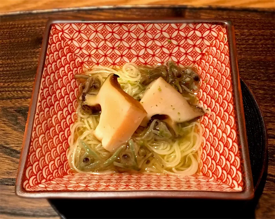 初めて見たシリーズ②                                        蒸し鮑素麺 with じゅんさい。|酒肴菜 kun                          自 2018.5.1さん