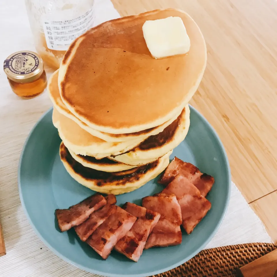 ホットケーキにはベーコンの塩っけが合う🥞🥓|みにゃんさん