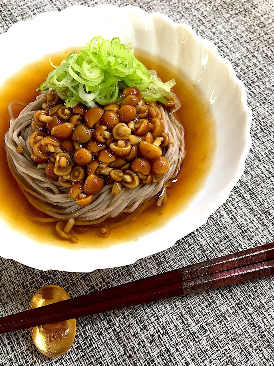 冷やしチビナメコたっぷり蕎麦〜🍄
一目惚れした金の箸置きと💛|あまねこ🌿さん