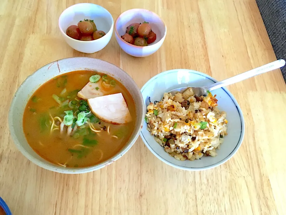 激辛ラーメンと炒飯とミニトマトマリネで休日お昼ご飯“ﾍ(ﾟ▽ﾟ*)|さくたえさん