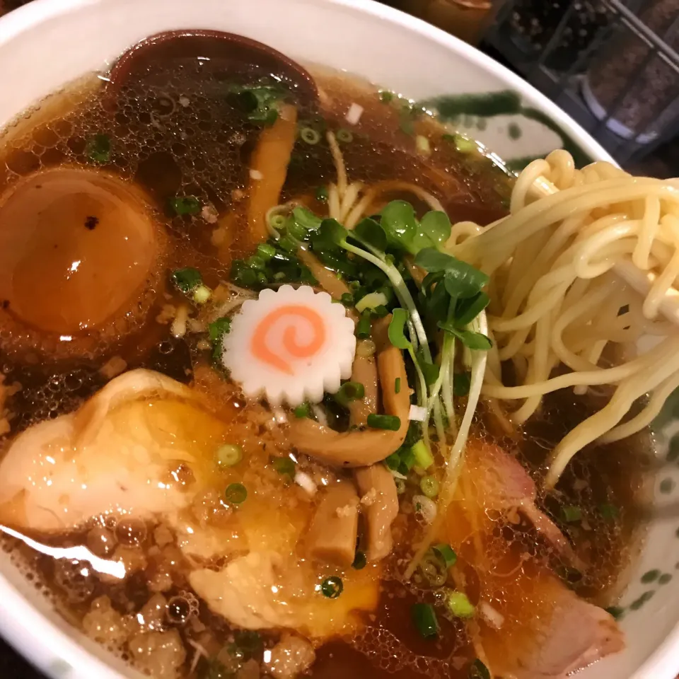 コレ、めっちゃ旨い！すげー好みでどストライク。スープも麺も、ナルトまで旨い。近くにあったらええのにな…。|たけうちさん