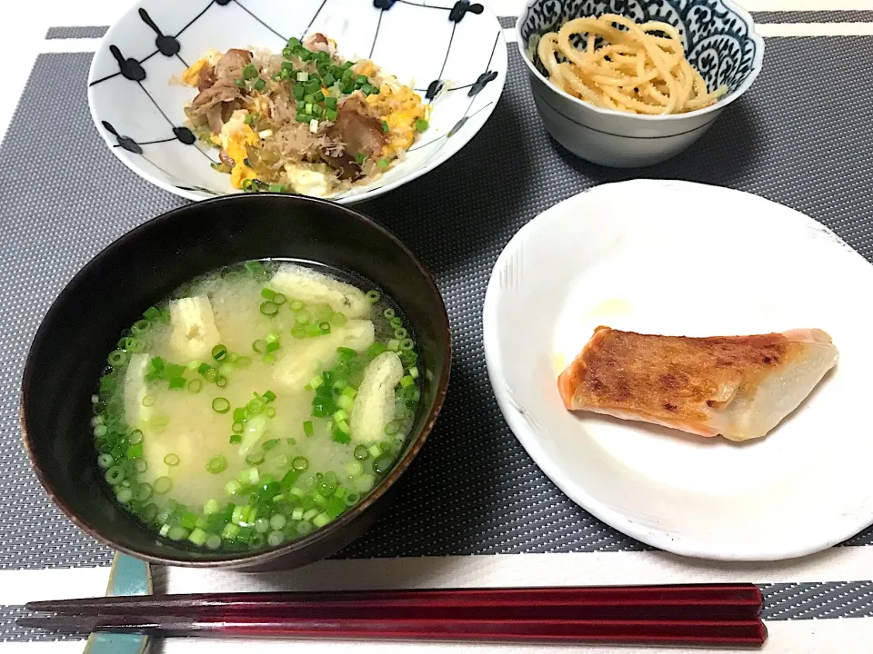 鮭ハラミ焼き、明太子パスタサラダ、ゴーヤチャンプル、豆腐と油揚げのお味噌汁。冷蔵庫に野菜ストックがなくなったので、なんか炭水化物とタンパク質だらけ。|yukiさん