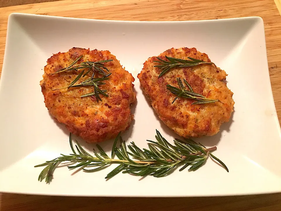 Snapdishの料理写真:Crispy Salmon cakes with fried rosemary #salmoncakes #friedrosemary|🌺IAnneさん