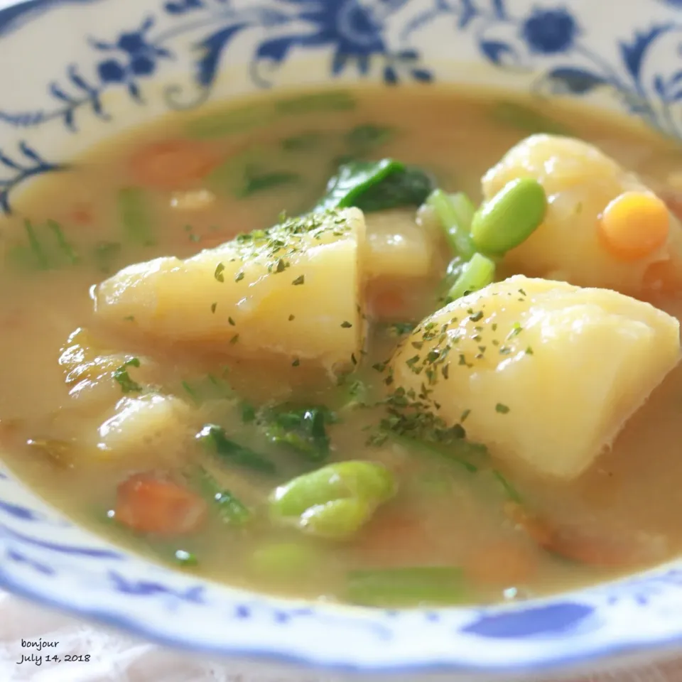 Snapdishの料理写真:蕪の葉とじゃがいも🌽とうもろこしのスープ|yasuko murakamiさん