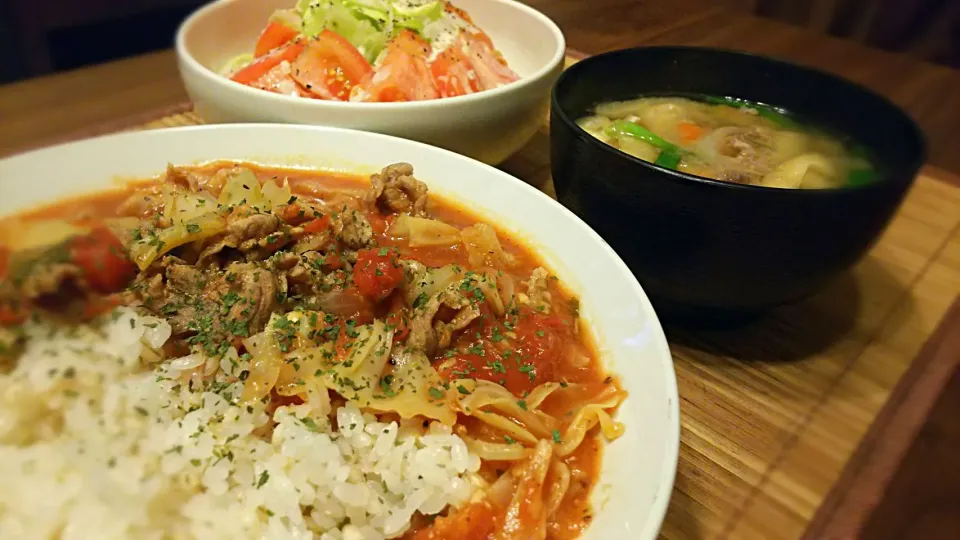 豚肉とｷｬﾍﾞﾂのﾄﾏﾄ煮込～
の晩ごはん✨
ご飯にどーん笑|kaz(*･ω･)さん