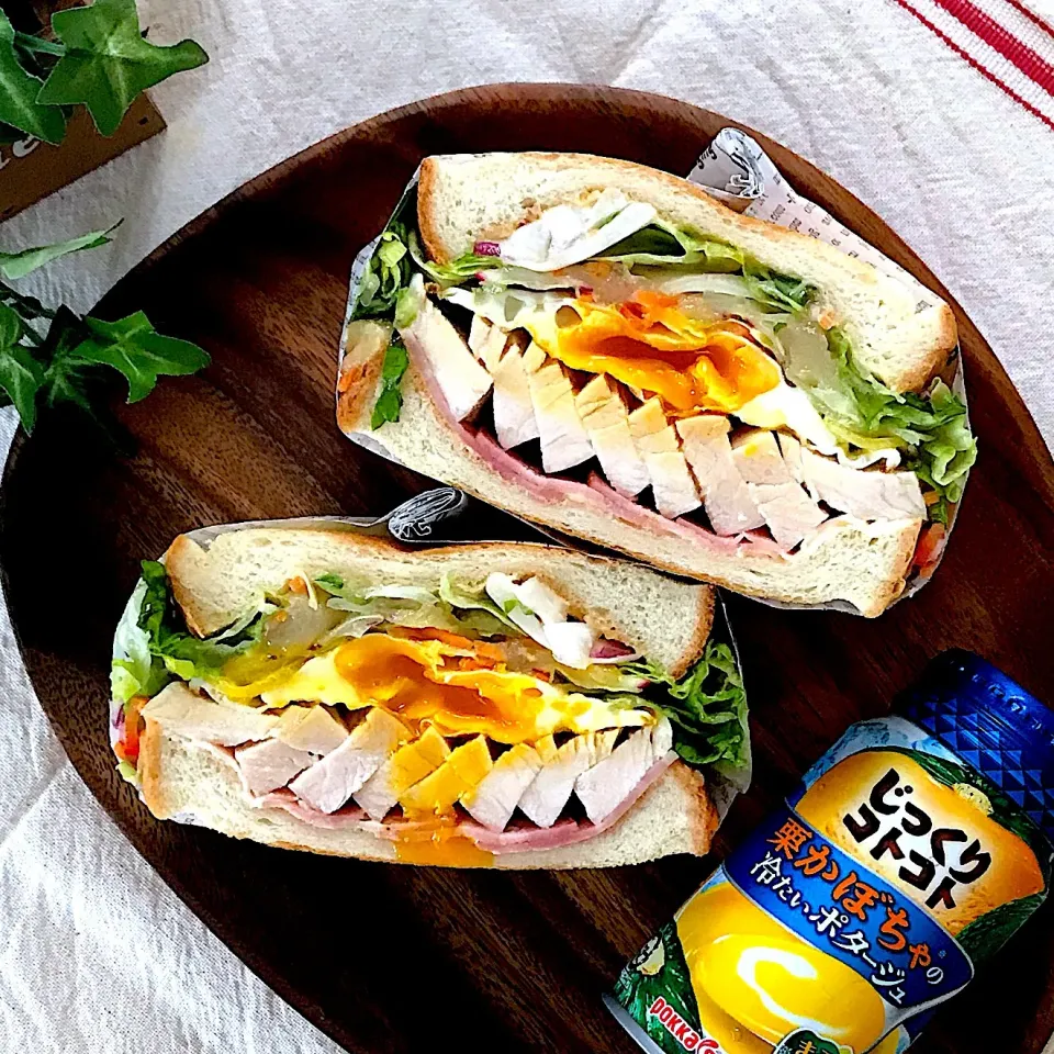 Snapdishの料理写真:桃ドレサラダとカリカリベーコンのトロたまサンド🍑🥪🍳|mocoさん