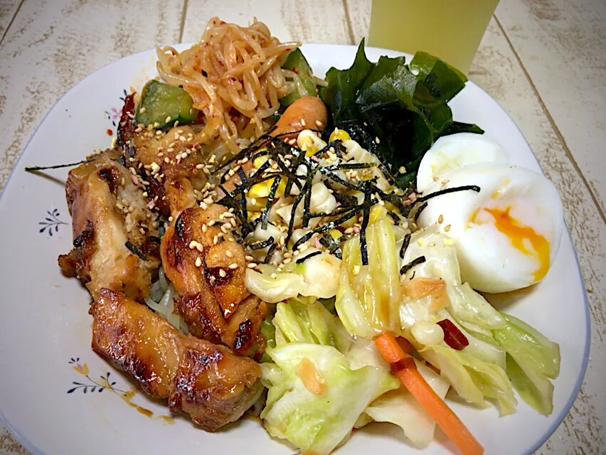 今日の男飯(｡-_-｡)お昼だよー！具だくさん冷やしらーめん！具材:鳥もも肉の簡単酢&粗挽きポーク&半茹でタマゴ&キャベツと人参の浅漬け&もやしナムル&ワカメ&スイートコーン2種🎶|ひーちゃんさん