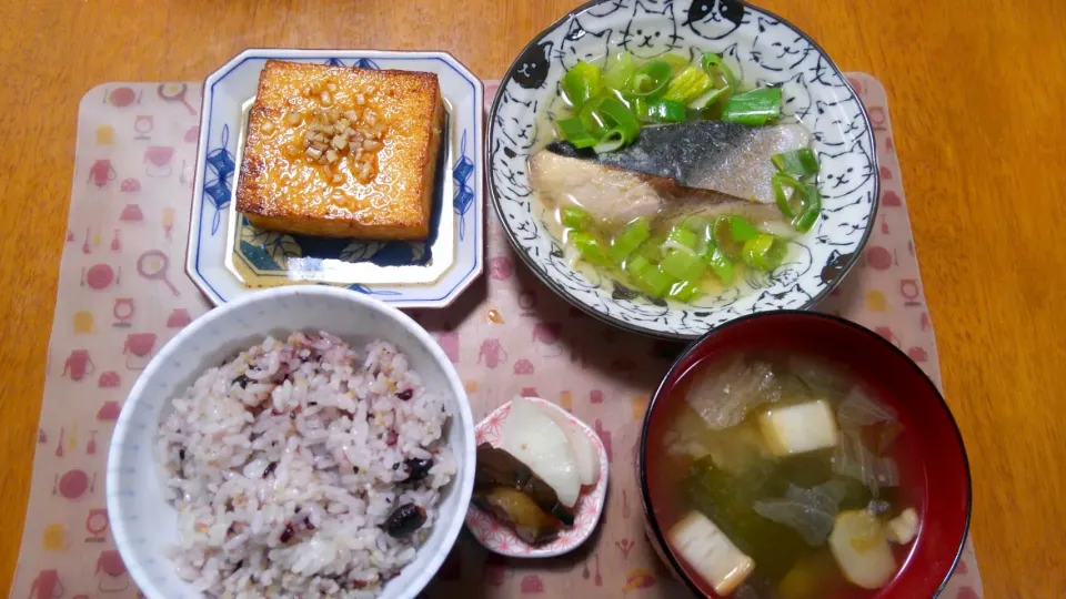 ６月１３日　鰤とねぎのさっぱり煮　厚揚げにんにく塩バター　お漬物　レタスとわかめのお味噌汁|いもこ。さん