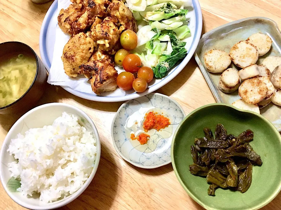 昨日の晩ゴハン((´艸｀*))

とり天〜柚子胡椒酢で。
青梗菜とミニトマトのサラダ
ししとうの佃煮
えのきのスープ
長芋のバターソテー
ご飯🍚|さくたえさん