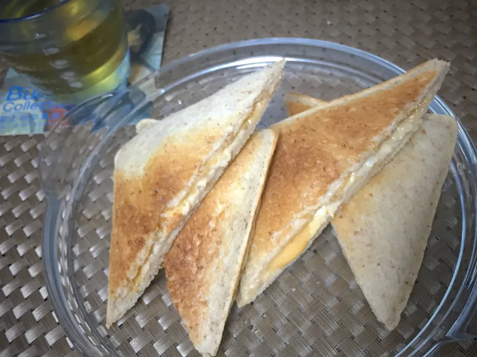 ランチパックをトーストしてハーフカットで簡単ホットサンド🥪😋|yumyum😋さん