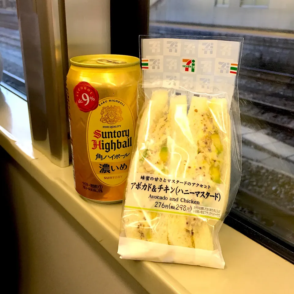 Snapdishの料理写真:世界の車窓から♬ (▰˘◡˘▰)☝︎
 #世界の車窓から  #ハイボール  #角ハイボール  #濃いめのハイボール  #ハイボールに合う！  #サンドイッチ  #アボカドサンド  #セブンイレブン  #乾杯|Yoshinobu Nakagawaさん