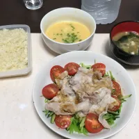 Snapdishの料理写真:豆苗と豚しゃぶのサラダ、納豆、味噌汁、ご飯|ohwayさん