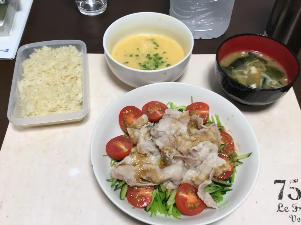 Snapdishの料理写真:豆苗と豚しゃぶのサラダ、納豆、味噌汁、ご飯|ohwayさん