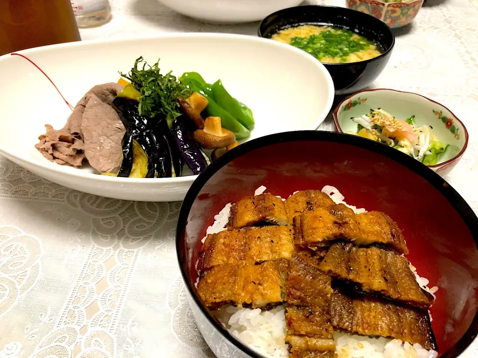 鰻丼、揚げ野菜の冷しゃぶサラダ🥗、
生姜と胡瓜の甘酢、とろろ卵汁|FKTMPさん