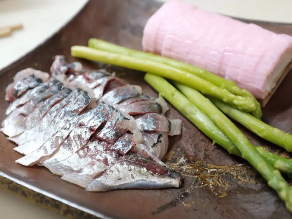 鯵の刺身。かまぼこ。アスパラガス。|織友さん