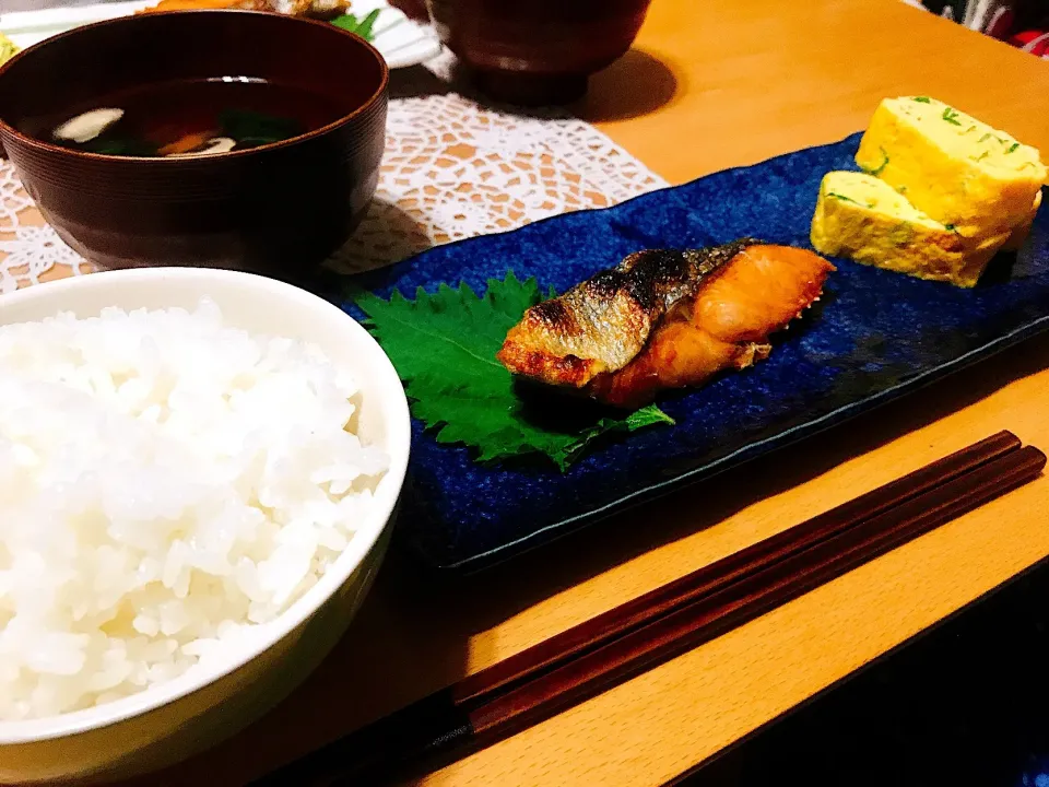 白いご飯にシャケの塩焼き、出汁巻卵とあご出汁のお吸い物|くまごろうさん