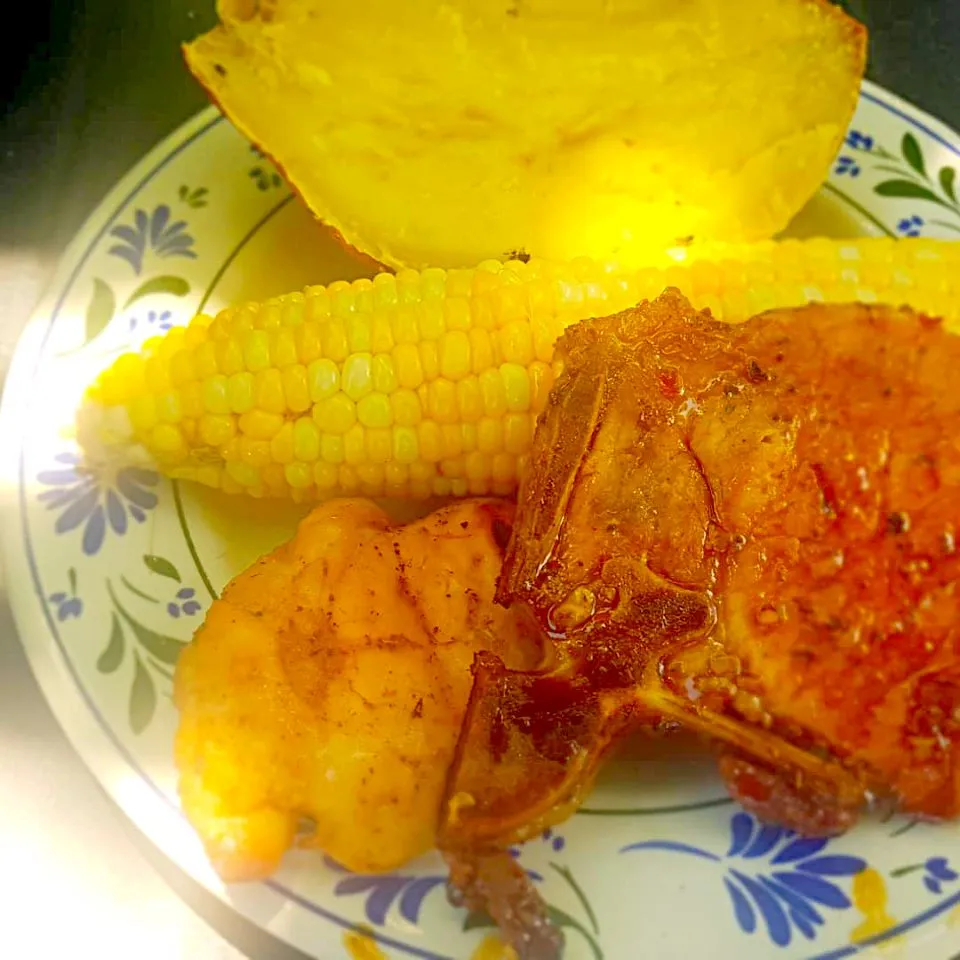 Grilled Pork Chop and Chicken Thighs Native Corn on the Cob and Grilled Sweet Potato|Juan Simmsさん