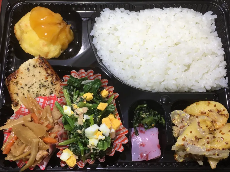 Snapdishの料理写真:メカジキのハーブ焼き 日替わり宅配弁当 豊川市豊橋市一部エリア宅配|Naokazu Kuritaさん