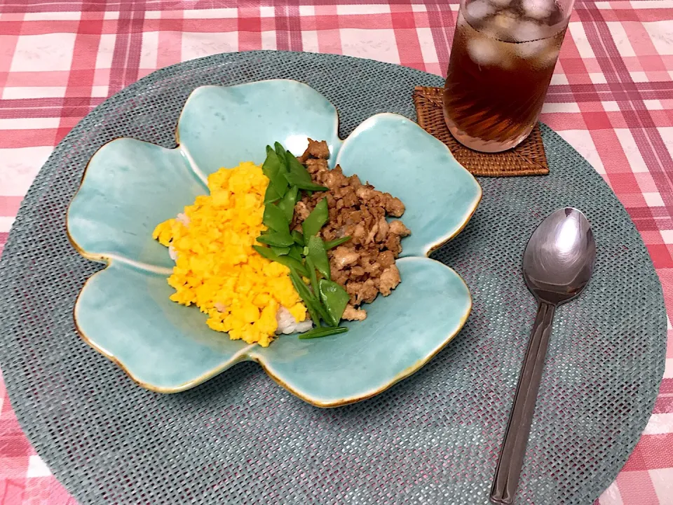 そぼろ丼 可愛い花のお皿🌸|Sachiyo Hatanoさん