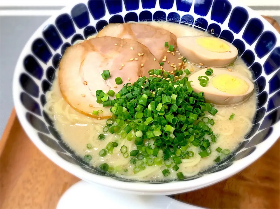 休日のお昼は安定の豚骨ラーメン作りました。|yukiさん