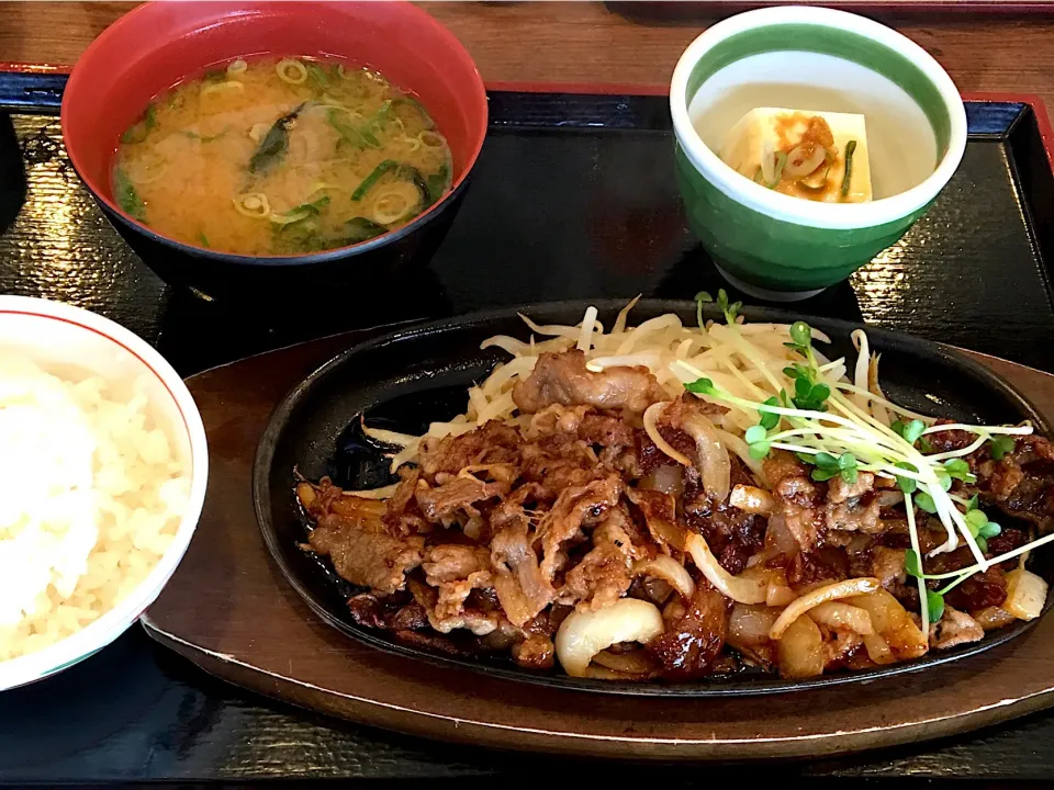 Snapdishの料理写真:薄切りカルビ焼肉定食
#街かど屋
#不味い|mottomoさん