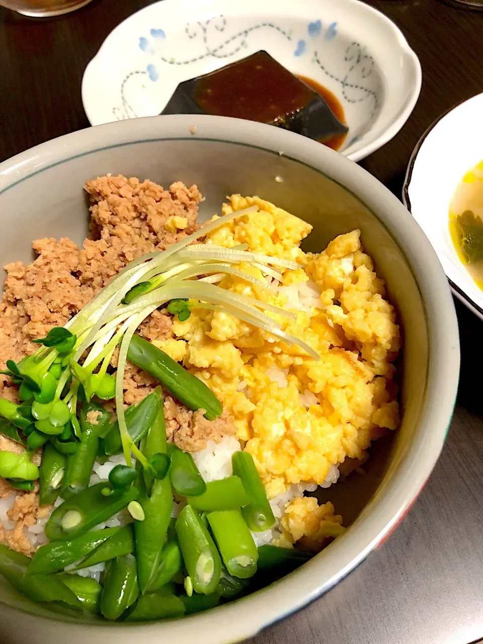 そぼろ丼と黒胡麻豆腐|Rie Kobayashiさん