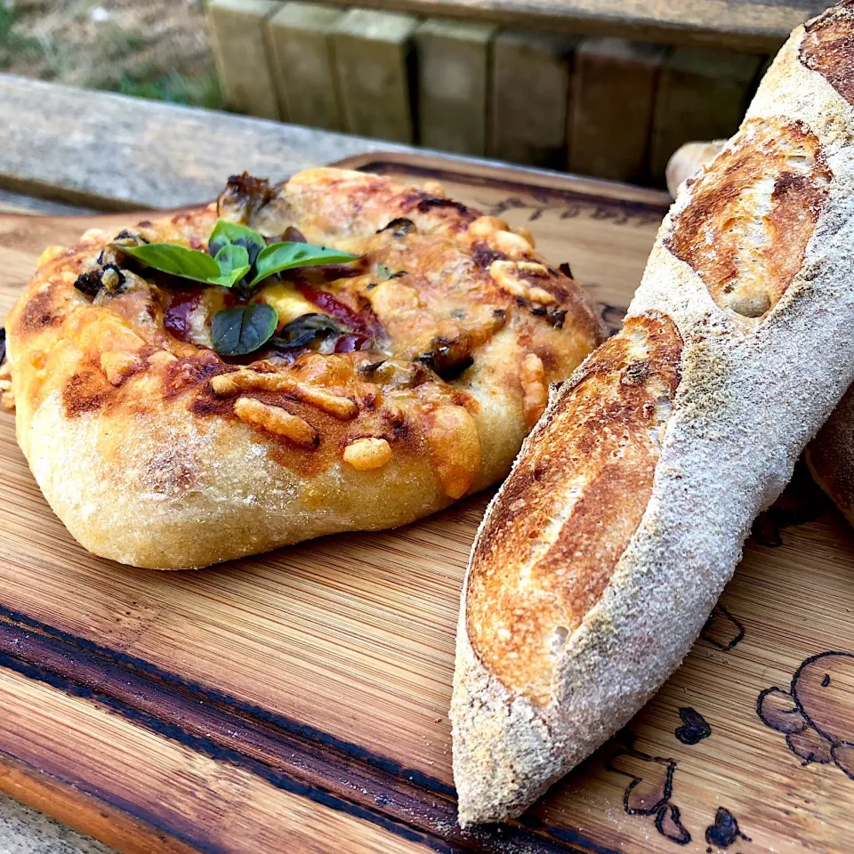 Snapdishの料理写真:自養酵母之比薩🍕&法棍🥖|Chi-Ti Chenさん