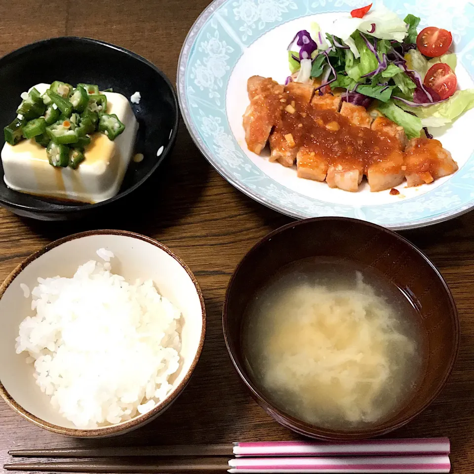 Snapdishの料理写真:#ごはん 
 #ポークチャップ 
 #冷奴 
 #玉ねぎとえのきの味噌汁|まきさん