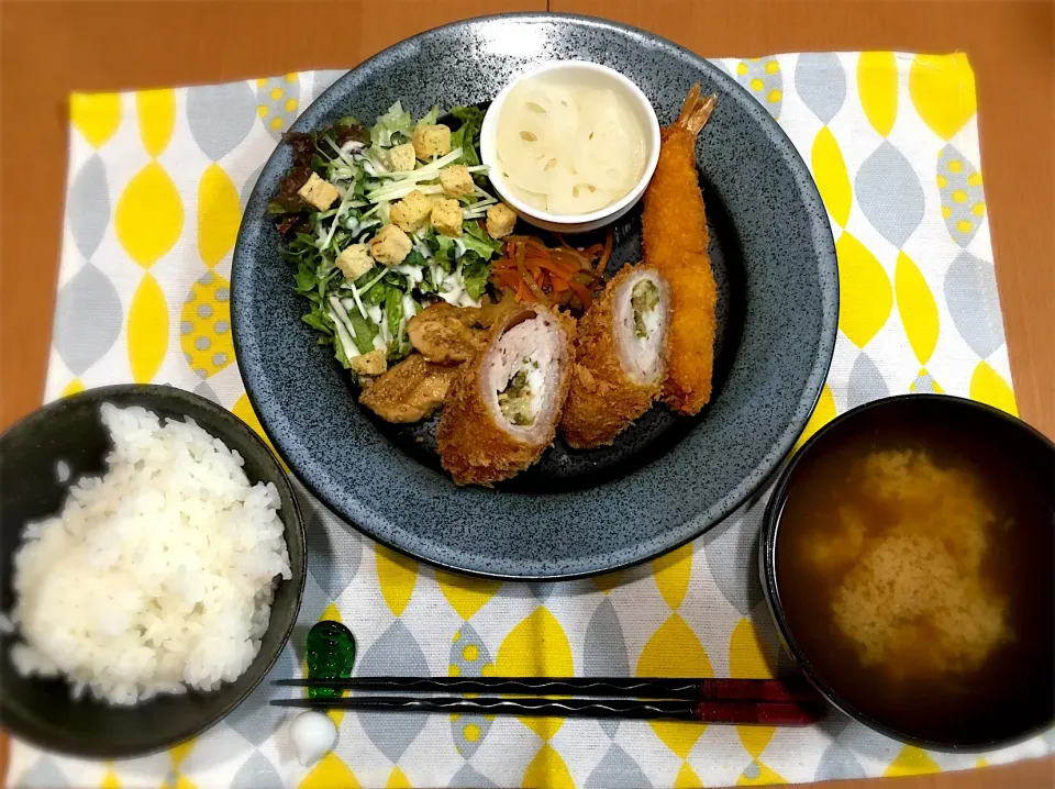 Snapdishの料理写真:ワンプレートディナー🍽
エビフライ&大和芋と九条ネギと梅肉の豚巻き(
レンコンの酢漬け
蓮根のきんぴら
ササミのゴマ焼き
しじみのお味噌汁|まいまいさん