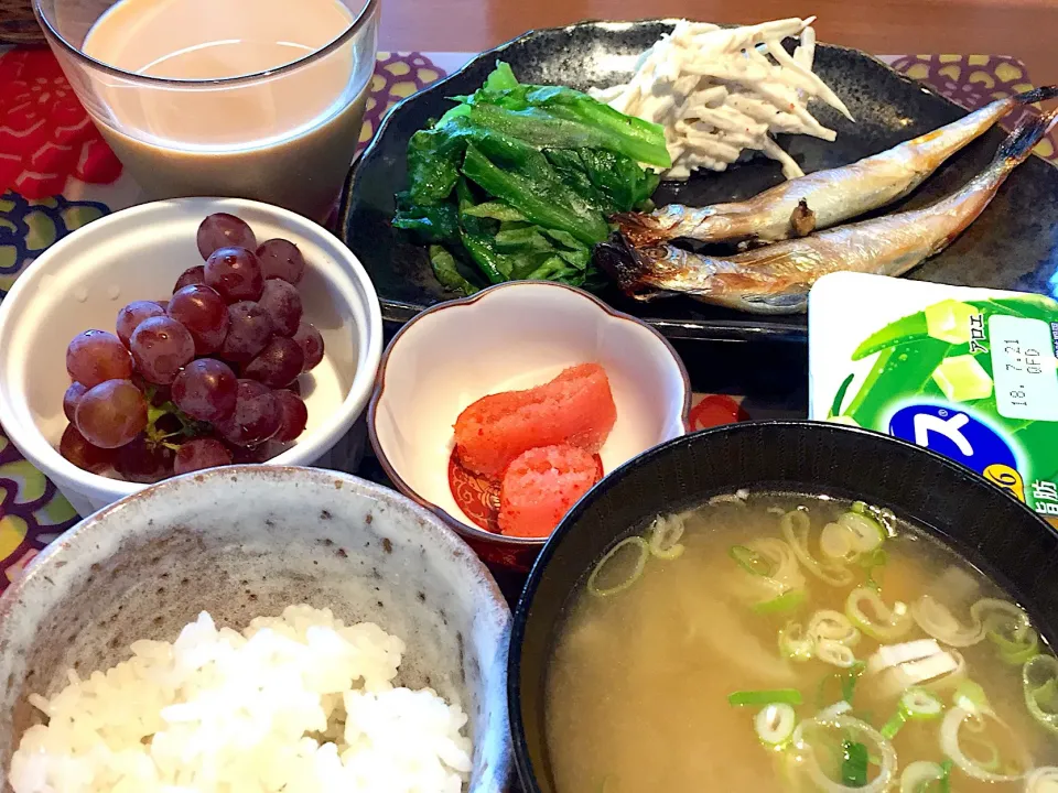 朝ごはん
焼きししゃも、レタス炒め、ごぼうサラダ、白米、辛子明太子、大根と揚げの味噌汁、デラウエア、アロエヨーグルト、カフェオーレ|かよちゃんさん