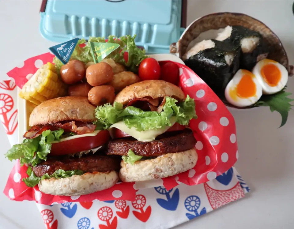 中学生男子弁当🍱
今日はハンバーガー🍔足りない場合に備えておかかむすびも🍙😁|なかじー。さん