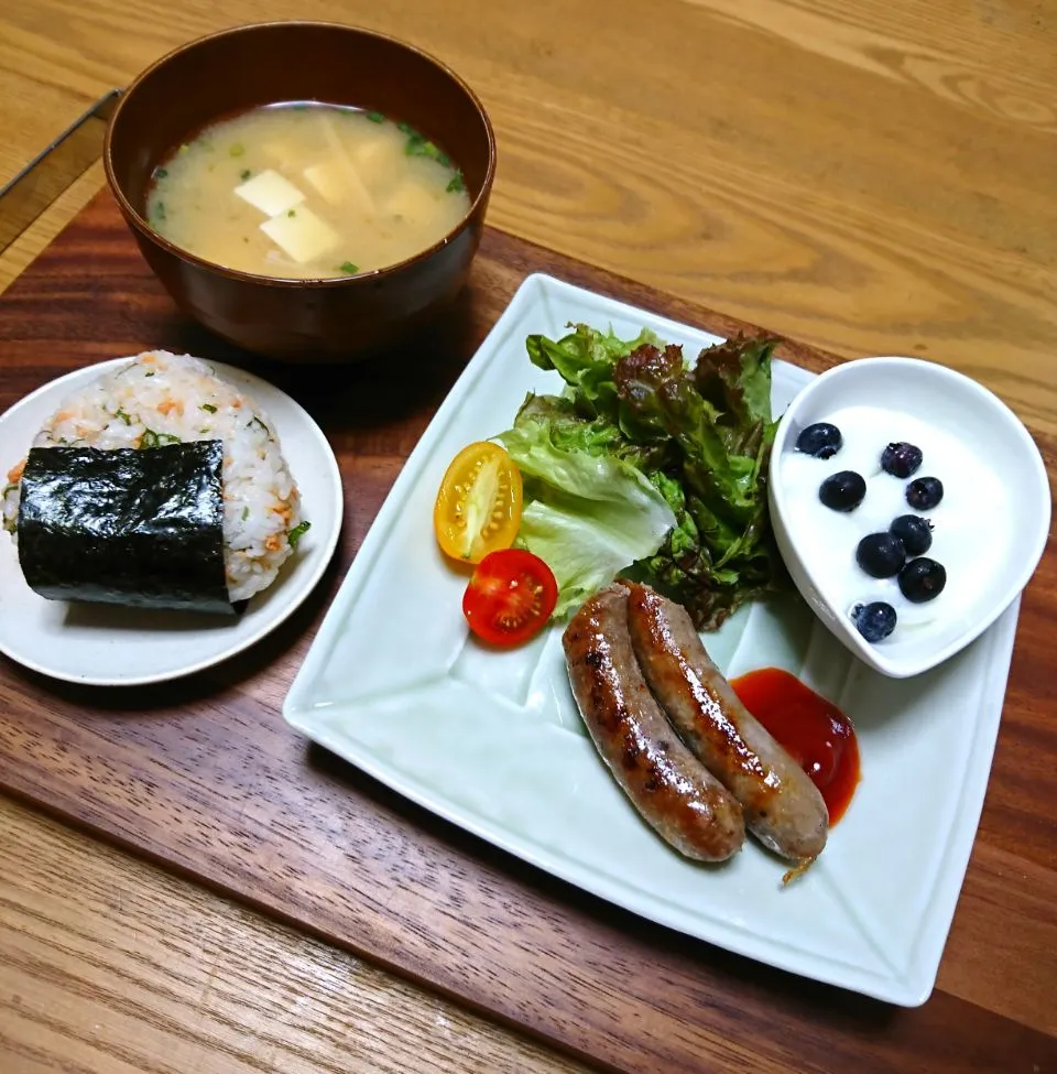 『自家製ソーセージとまぜおにぎり🍙で朝ごはん』|seri-chanさん