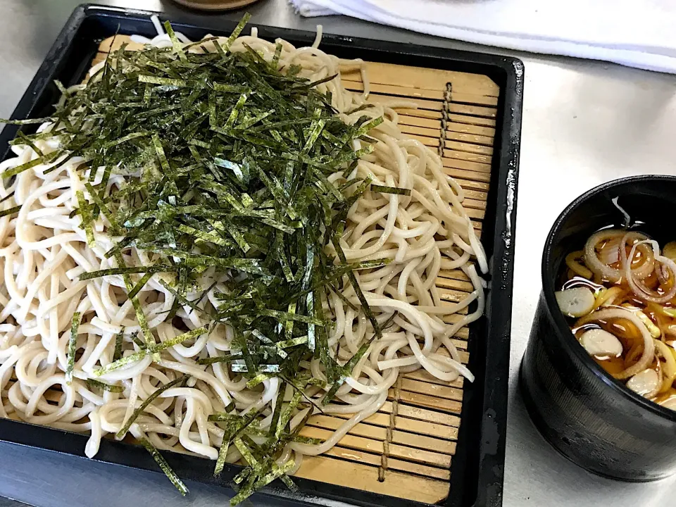 Snapdishの料理写真:お江戸新橋にて食べログでヒットした蕎麦屋さんに特攻🍜実にスピーディに出てくるけど、ちょいと麺が滑らかに感じませんでしたわねぇ。|にゃあ（芸名）さん