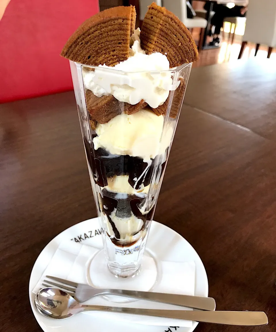 たかざわ珈琲店 たかざわパフェ🍨      珈琲バウムクーヘン&珈琲羊羹入り|sakiさん