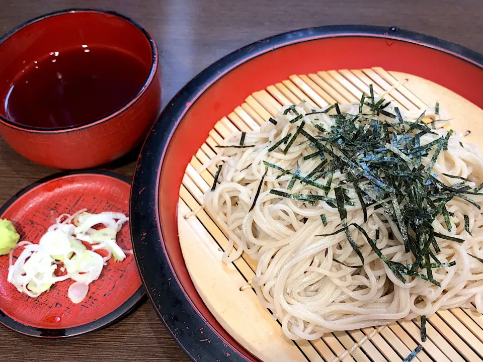 Snapdishの料理写真:東京駅唯一と言われる駅の蕎麦屋で昼のリターンマッチを挑む。ここのお店はちょいと麺つゆが甘めなのね🐜でも、蕎麦は昼より滑らかでしたわ。|にゃあ（芸名）さん