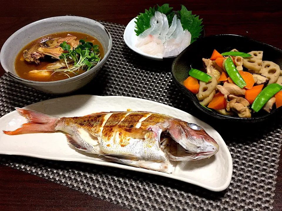 Snapdishの料理写真:鯛の塩焼き
鯛の刺身
鯛のあら汁
筑前煮|みっきーさん