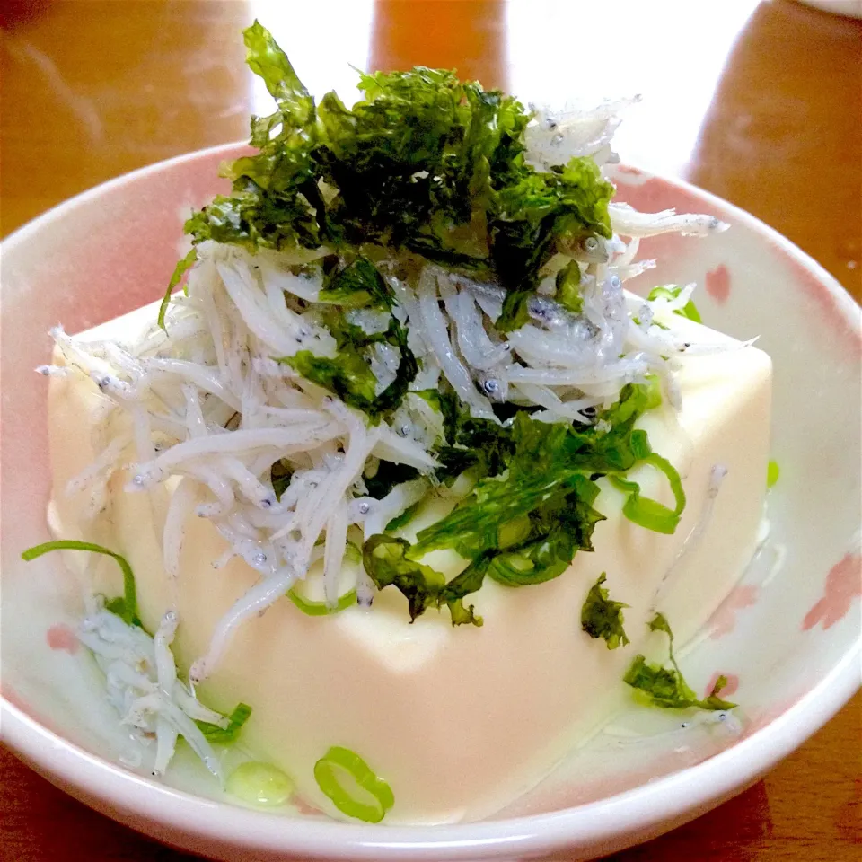 冷や奴🍀釜揚げしらす&刻みネギ&ちぎり焼き海苔のせでね〜🤗💕|まいりさん