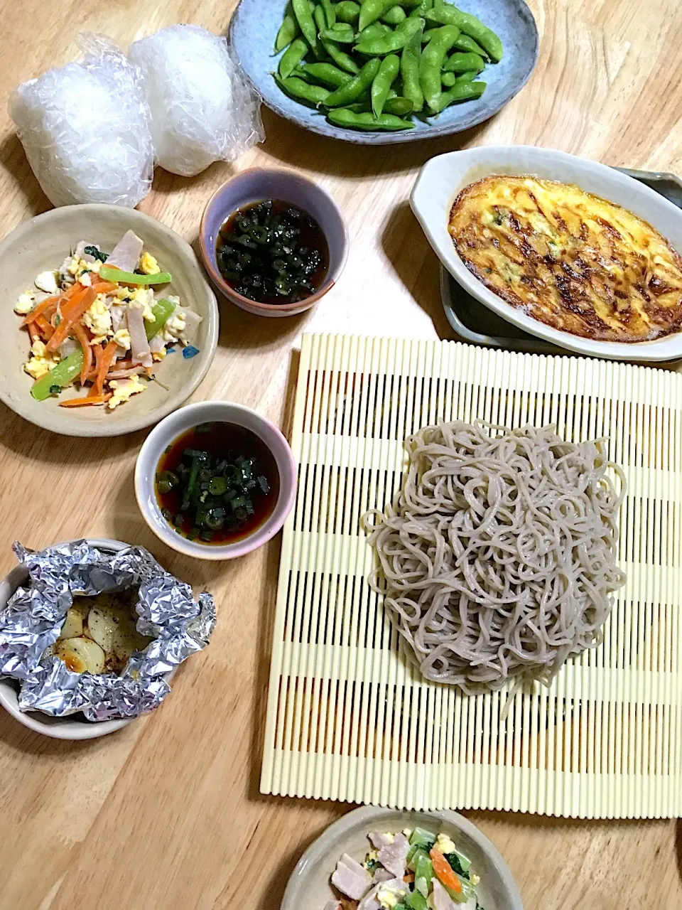 ざる蕎麦 山芋のグラタン 枝豆 混ぜこぜサラダ ニンニクのホイル焼き  塩にぎり🍙   で晩ごはん〜今日も暑い中お疲れ様ﾃﾞｽ (m*´∀`)mﾍﾟｺﾘﾝ♪|さくたえさん