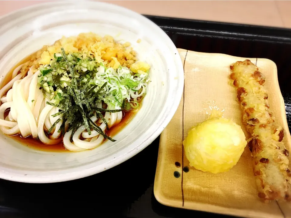 山形のだし ぶっかけうどん＋ちくわ天ぷら＋半熟卵天ぷら ¥733|Blue Moon Caféさん