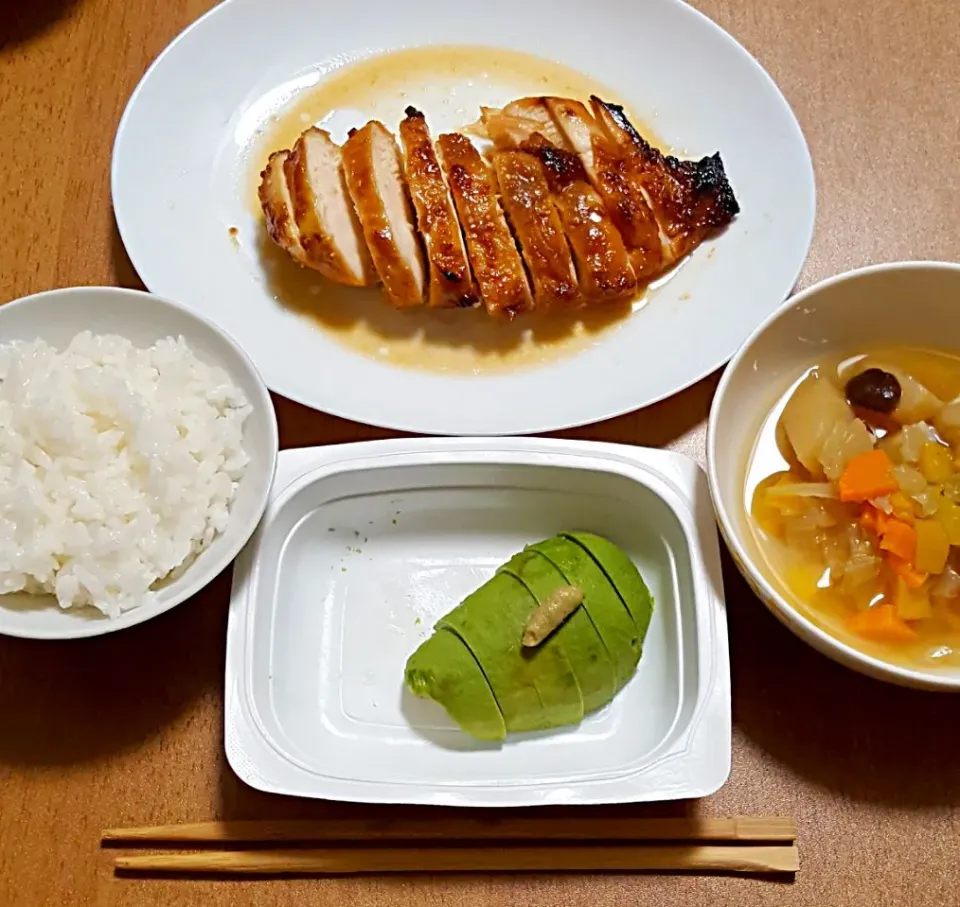 鶏むね肉の味噌漬け焼き
アボカドわさび
ド根性スープ
ご飯🍚|ナナさん