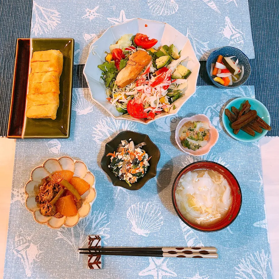 サラダ、ハム入り卵焼き、ほうれん草の白和え、大根と豚肉のさっぱり煮、イカとおくらと納豆和え、ピクルス、お野菜とワンタンスープ|♡mii's kitchen♡さん