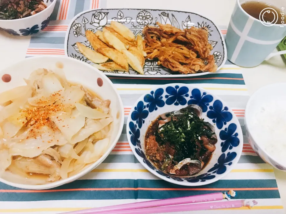 Snapdishの料理写真:白菜と玉ねぎと豚バラの蒸し煮、じゃがいもとエノキの揚げ焼き、お刺身のたたき|Maiさん