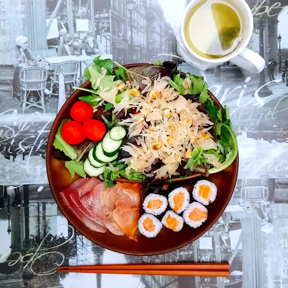 平日の晩ご飯♪お刺身・細巻き・サラダ|キノコ🍄さん