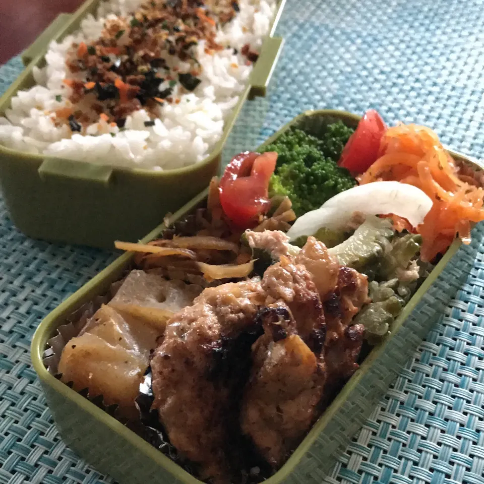 今日のお弁当🍱
なす入りハンバーグ
野菜もたくさん めしあがれ

今日も暑くなります😣
ちょこちょこ
水分補給
するようにしてね🙂

今日も
朝早くから
お疲れ様
気をつけて
いってらっしゃい👋😊|mokoさん