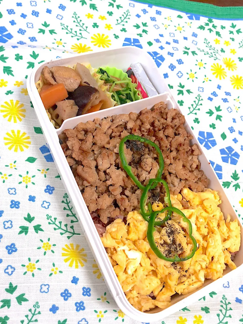 7.18☆旦那弁当
鶏そぼろと卵の二色丼
筑前煮
豆苗のなめ茸和え|のん∞さん