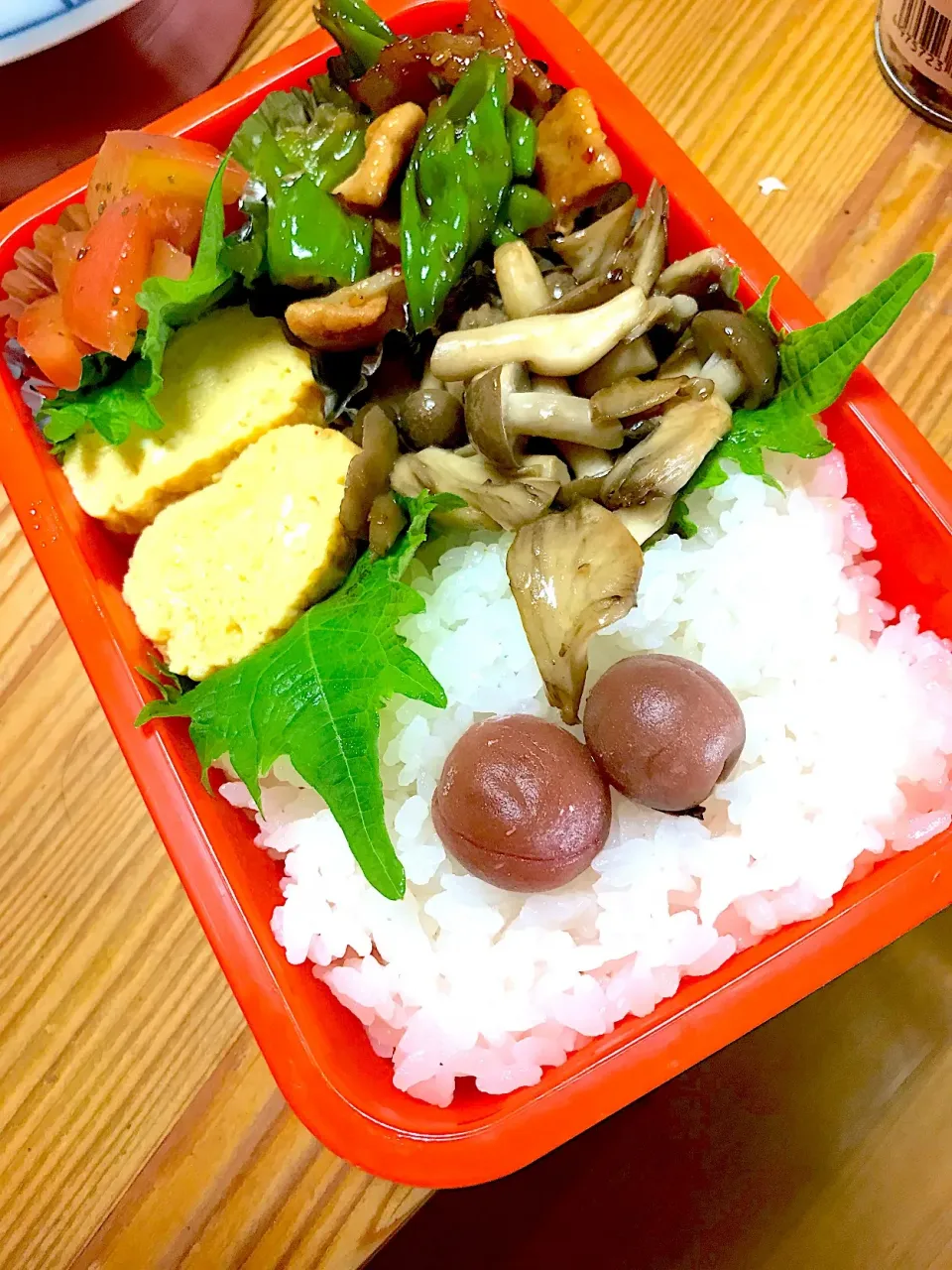 娘のお弁当🍱
 #出汁巻き卵 
#豚肉とシシトウのオイスター炒め
#キノコのバター醤油
#トマトサラダ
 #自家製梅干し 
#野菜は全て自家製|misakoさん