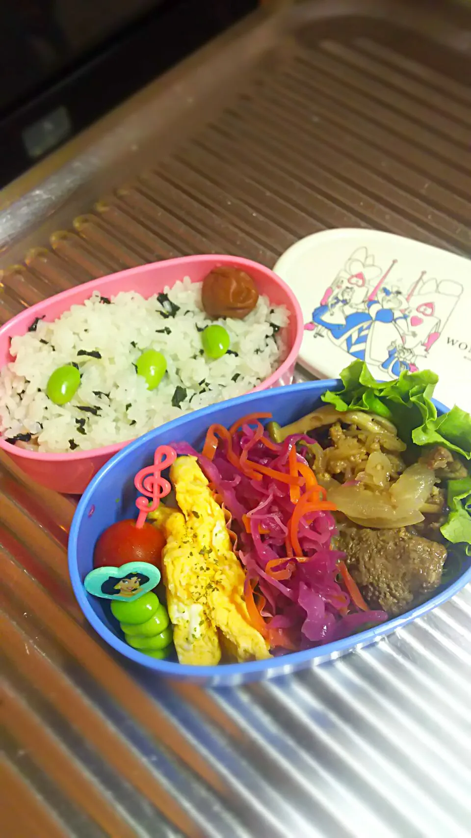 Snapdishの料理写真:#中学生女子 #お弁当 
 #女の子
ステーキ肉
レットキャベツのマリネ
チーズオムレツ
トマト
枝豆
ワカメご飯|やすこさん