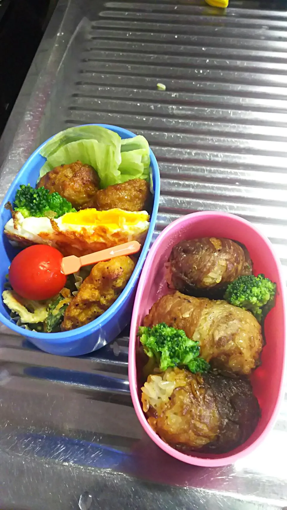 Snapdishの料理写真:#中学生女子 #お弁当 
 #中学生
 #女の子

肉巻きおにぎり
ブロッコリー
サラダ
つくねの照り焼き
から揚げ
目玉焼
ほうれん草お浸し
トマト|やすこさん